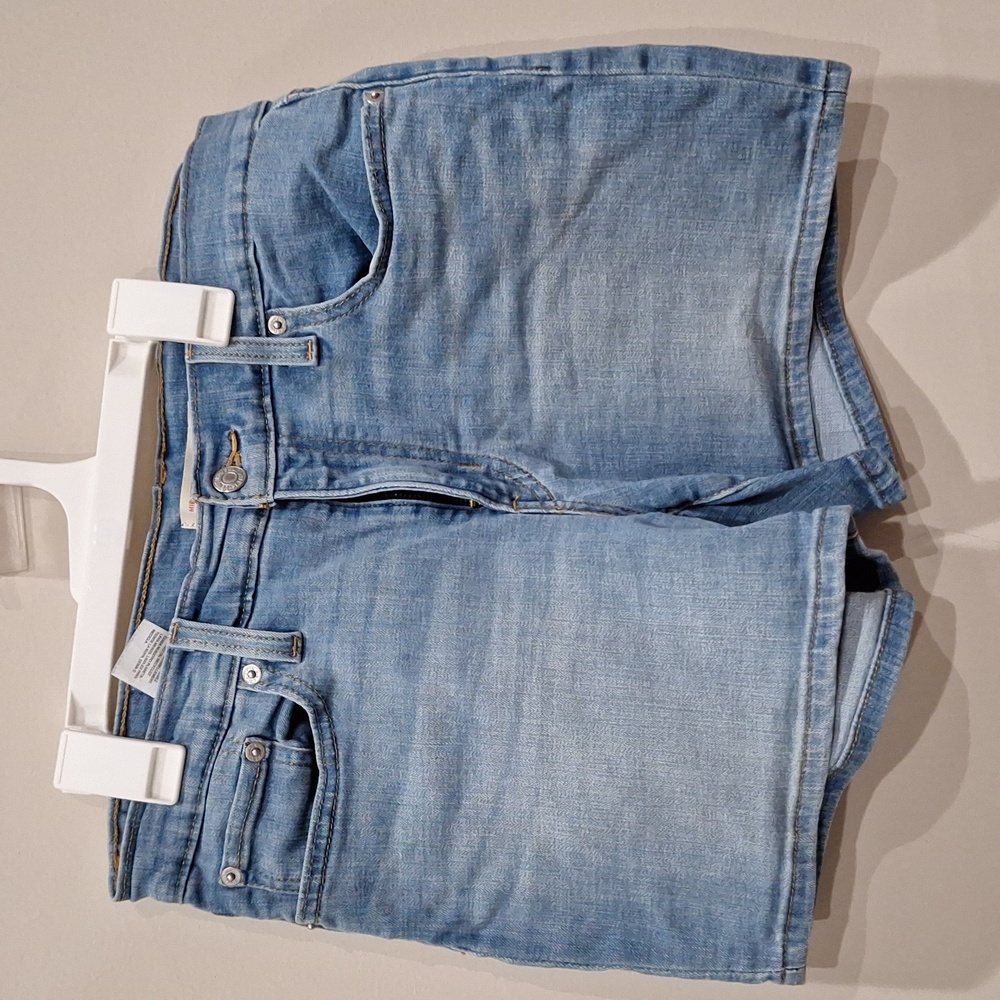 Woman Levi mid length shorts size 29